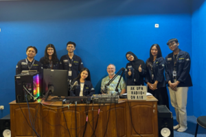 Kunjungi Laboratorium Komunikasi, Profesor Gerard Apresiasi Kreativitas Mahasiswa Ikom UPNVJT
