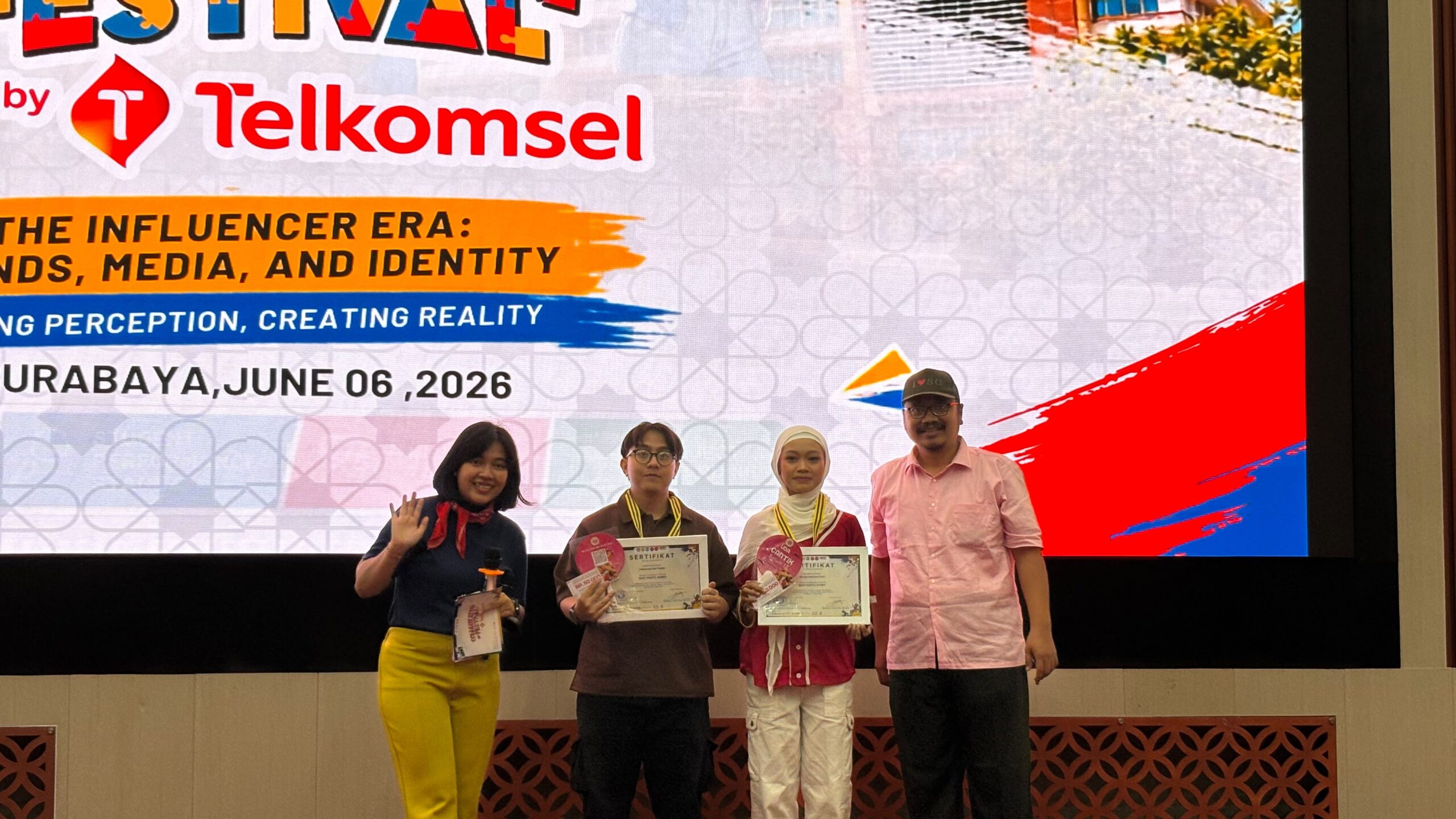 Pemberian Awards Mata Kuliah Fotografi Jurnalistik (Dok. Tim Web News)