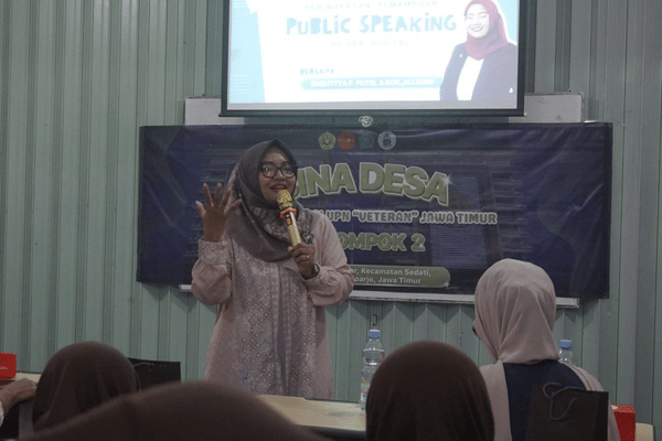 Dhelittya F. Putri, S.Sos., M.I.Kom. memandu praktik public speaking