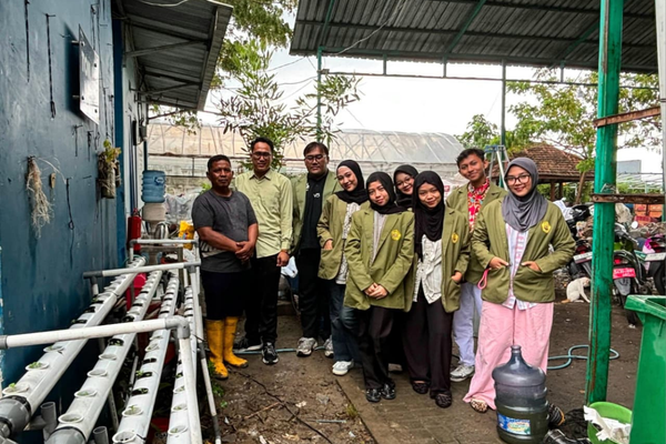 Kegiatan Penanaman Sawi Hidroponik oleh Kelompok 2 Bina Desa di TPS Soponyono, Kalanganyar.