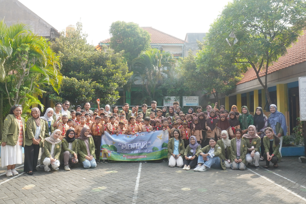 Foto bersama mahasiswa KKN Bina Desa dengan para guru dan siswa SD Negeri Kalangayar 1