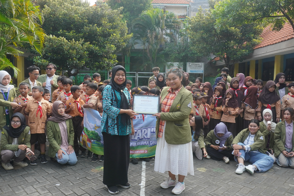 Penyerahan sertifikat kegiatan kerjasama oleh mahasiswa KKN Bina Desa kepada pihak sekolah