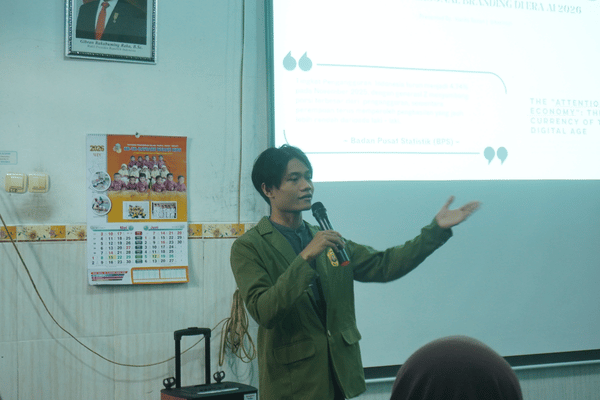 Harits menyajikan materi perihal Personal Branding dan Video Editing