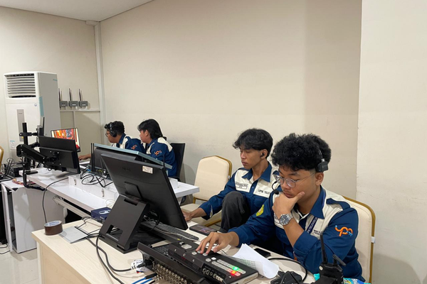 Proses Dibalik Layar Penyuntingan Tayangan Siaran Langsung COMMFEST 2026 oleh Kru Laboratorium UPNTV