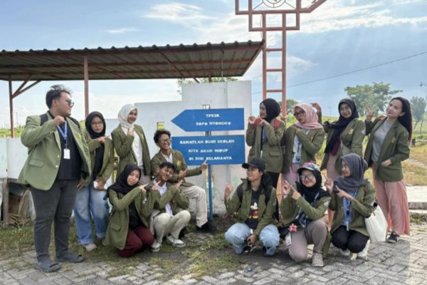 Foto bersama setelah Plang nya sudah selesai dibuat