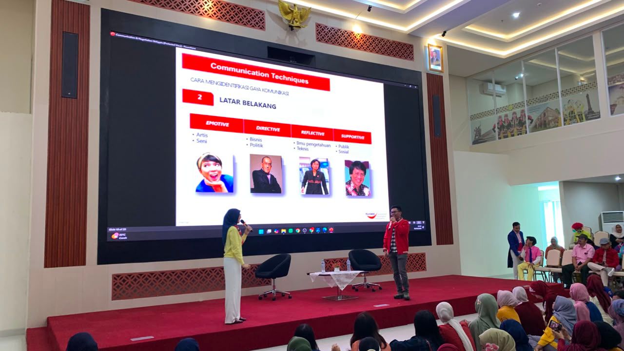 Penyampaian Materi Oleh Isnaendra
