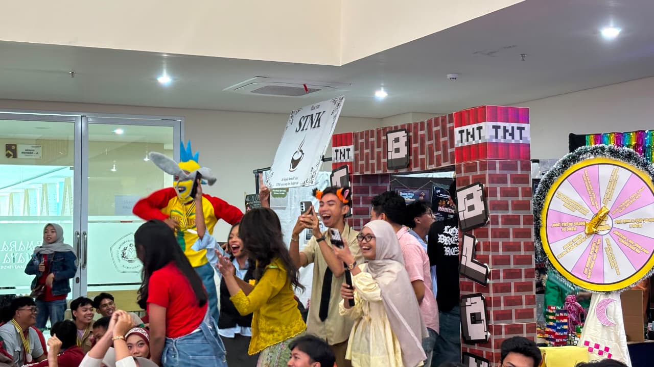 Penampilan Booth kelas B dan anggota tim merasa senang karena menang (Dok.Favian)