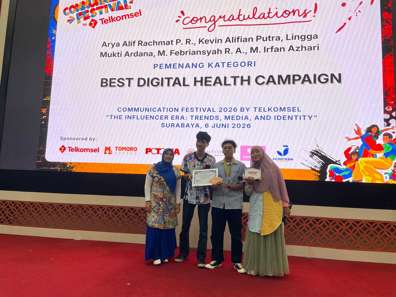 Perwakilan Tim @magerlessclub  Saat Menerima Medali dan Piagam Penghargaan Sebagai Best Digital Health COMMFEST 2026. (Dok. Aqilah)