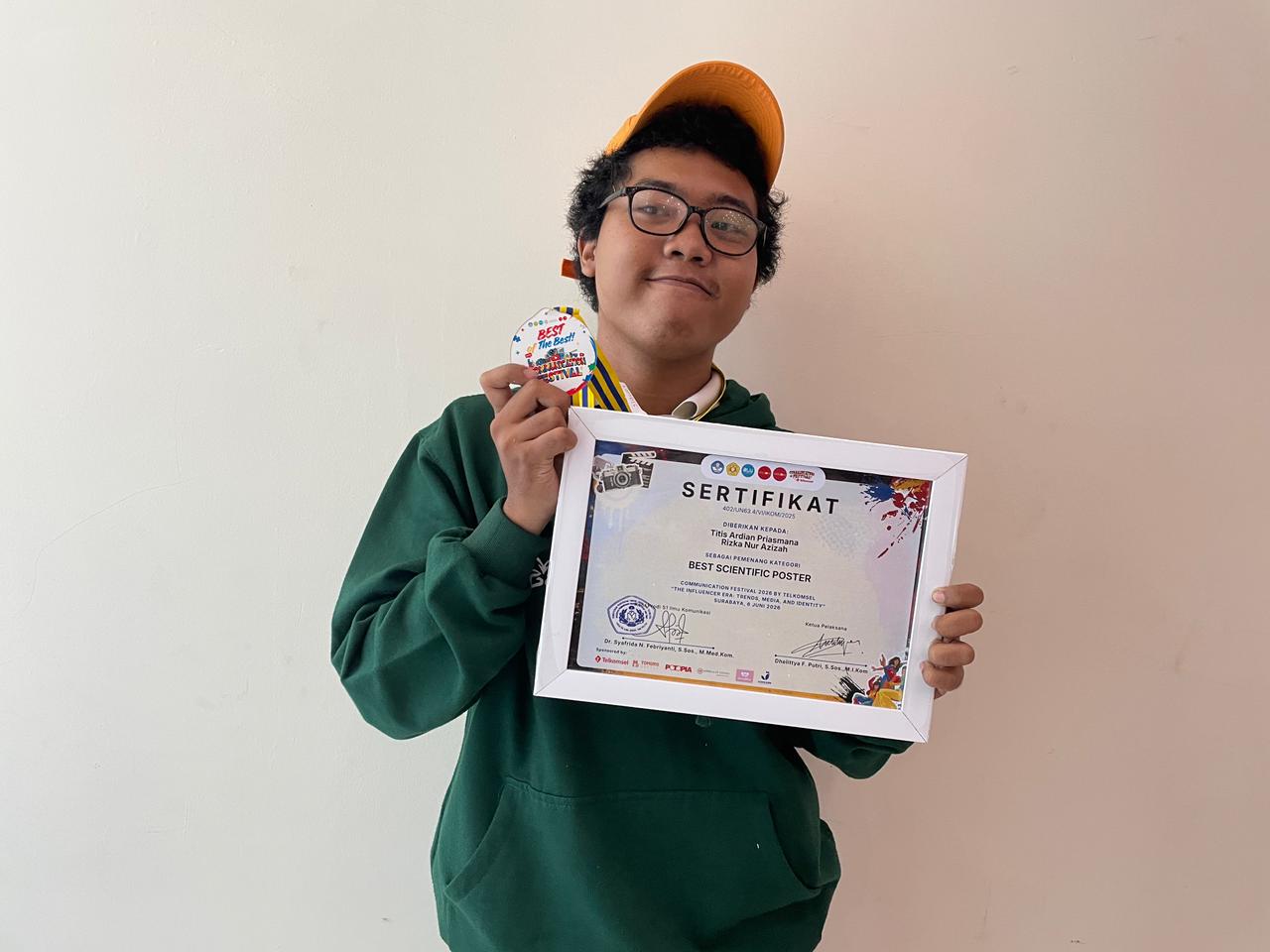 Potret Titis dengan Piagam dan Medalinya Atas Gelar Best Scientific Poster Pada COMMFEST 2026. (Dok. Aqilah)