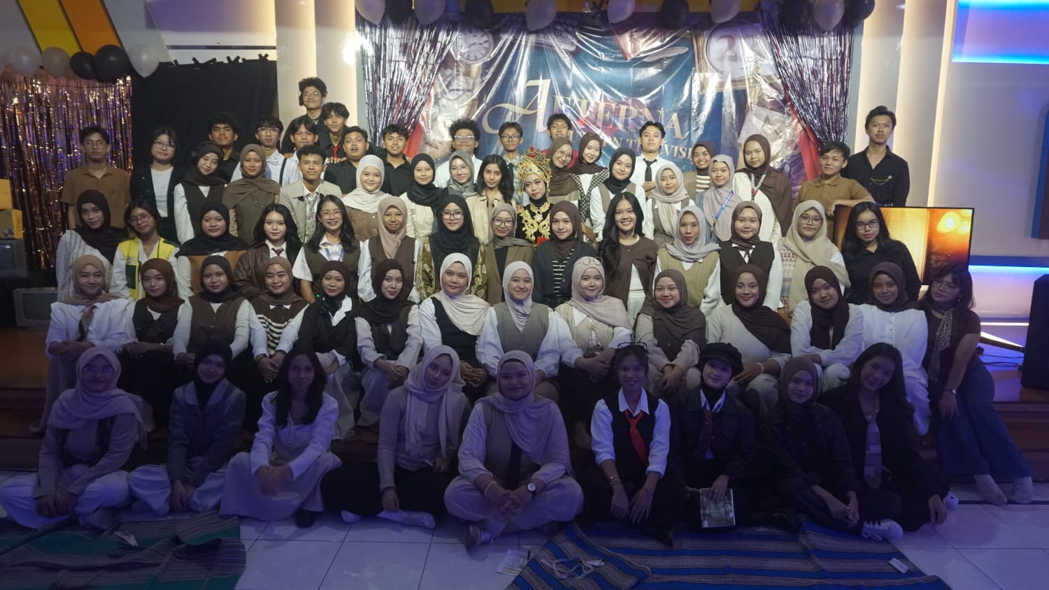 Seluruh peserta Aeterna 2026 berfoto bersama dalam rangka perayaan Hari Ulang Tahun ke-23 UPN Televisi yang diselenggarakan di Lab UPN Televisi pada Rabu (3/6). (Dok. Pribadi)
