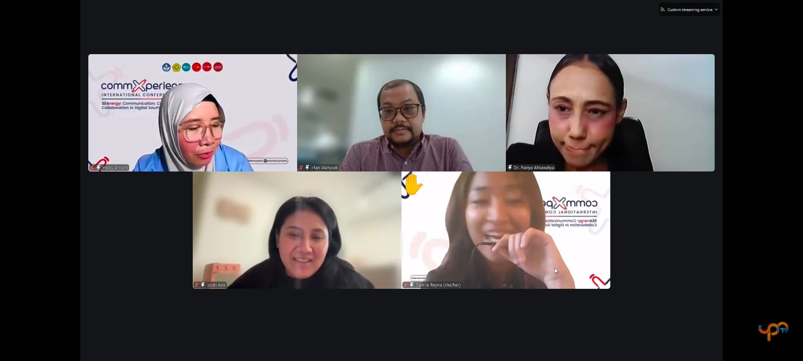 Sesi Pemaparan Materi dan Diskusi Terkait AI Pada CommXperience 2026 (Pojok Kiri Aras, Moderator CommXperience 2026, Heidy Arviani, S.Sos, M.A; Laki-laki Tengah, Dr. Irfan Wahyudi dari Universitas Airlangga, Indonesia; Pojok Kanan Atas, Dr. Pariya Pakar Hubungan Masyarakat dari Thailand; Pojok Kiri Bawah, Dr. Nur Izzati dari University Malaya, Malaysia; Pojok Kanan Bawah, Gavrila, Peserta CommXperience 2026). (Dok. Pribadi)