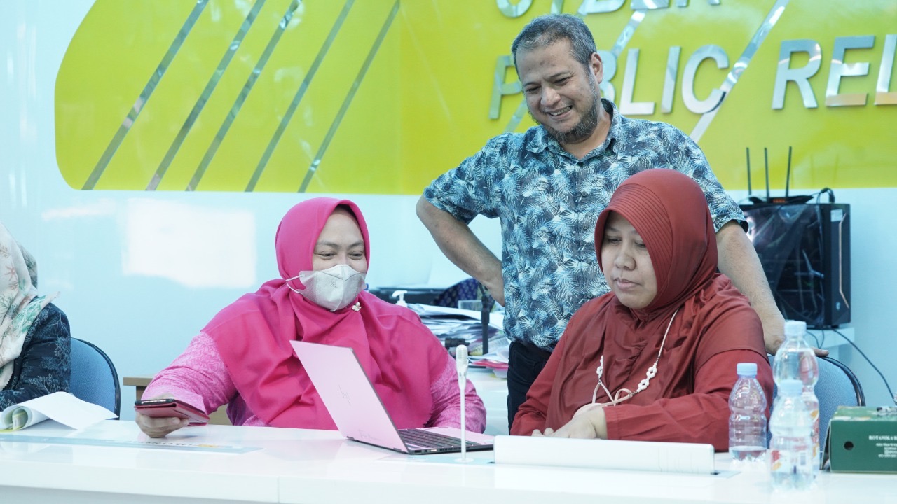 Momen Kebersamaan antara Dr. Irwan Dwi Arianto dengan Dr. Syafrida N. Febriyanti saat di Lab Cyber PR