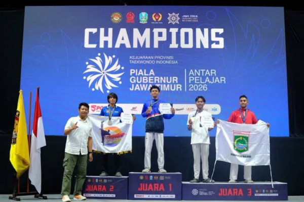 Momen Hugo saat menerima penghargaan perak (Dok. Pribadi)