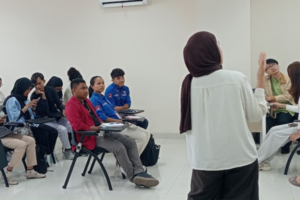 (Dari kiri ke kanan) Rodolfo, Adelcia, dan Tiborsio, mahasiswa UNDIL Timor Leste, saat menyimak presentasi proyek UMKM pada kelas Digital Marketing Communication di Prodi Ilmu Komunikasi UPN "Veteran" Jawa Timur, Rabu (21/10/2026). (Dok. Pribadi)