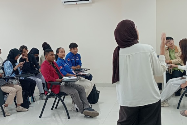 (Dari kiri ke kanan) Rodolfo, Adelcia, dan Tiborsio, mahasiswa UNDIL Timor Leste, saat menyimak presentasi proyek UMKM pada kelas Digital Marketing Communication di Prodi Ilmu Komunikasi UPN "Veteran" Jawa Timur, Rabu (21/10/2026). (Dok. Pribadi)