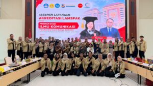 Foto bersama dosen ilkom dengan para asesor lapangan/dok.ikomupnjatim